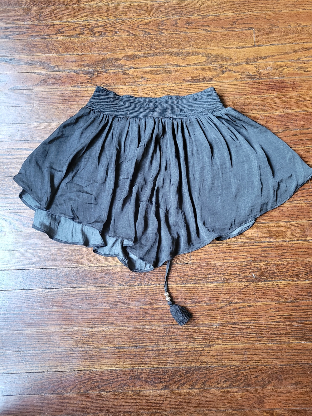 Divided (H&M) Ruffle Tiered Shorts Tassel Flowy Boho Black Size Small Silky Soft - Picture 15 of 17